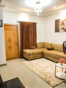 阿布贾Cozy 1 bedroom apartment in Abuja的带沙发和门的客厅