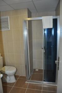 KonakKonak EuroBest Otel的一间带卫生间和玻璃淋浴间的浴室