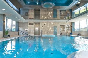 里沃SZAFIROWE APARTAMENTY 3 kryty basen i sauna RESORT KLIFOWA的一座大型游泳池,位于一座带大型游泳池的建筑内