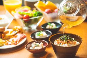 京都KAYA Kyoto Nijo Castle, BW Signature Collection by Best Western的桌上放着一碗食物和饮料