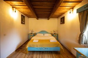 ŞinteuDue Fratelli Village Resort的一间卧室配有床和2个床头柜