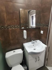 久姆里Hotel Elen的浴室配有白色卫生间和盥洗盆。