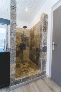 圣皮埃尔Villa LAtibulum的带淋浴的浴室(带石墙)