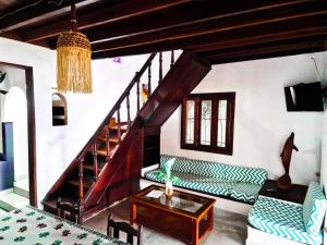 贝岛VILLA AMNESYA NOSY BE的客厅设有绿色沙发和楼梯