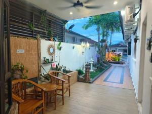 太平Taiping Vacation Home的一个带桌椅和围栏的庭院