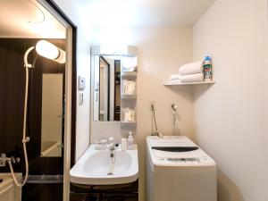 名户Hotel Tomas Nago的白色的浴室设有水槽和镜子