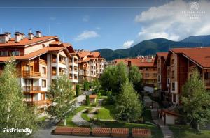 班斯科Luxory aparthotel in 4 star SPA hotel st Ivan Rilski, Bansko的山城里一群建筑
