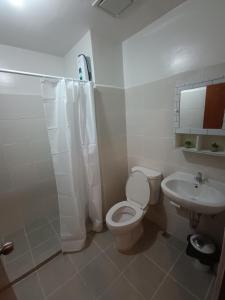 Bantud HaciendaMesavirre Garden Residences的白色的浴室设有卫生间和水槽。