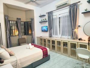 太平Taiping Vacation Home的一间卧室配有一张床、一张书桌和一面镜子
