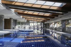 班斯科Luxory aparthotel in 4 star SPA hotel st Ivan Rilski, Bansko的一座蓝色瓷砖的游泳池