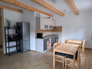 多尔尼莫拉瓦Chalupa Petra的厨房配有木桌和冰箱。