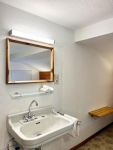 克罗伊特Ferienhaus Anni的白色的浴室设有水槽和镜子