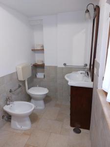 圣维托诺曼Trullo Oasi Maria的一间带卫生间和水槽的浴室