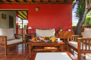 巴尔塞基略Home2Book Villa El Naranjo, Garden & Pool的露台上的一张桌子和一碗水果