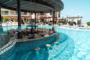 多哈Hilton Doha The Pearl的蓝色海水度假村的游泳池