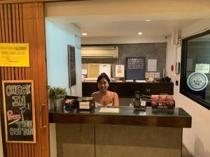 曼谷曼谷果酱旅馆的坐在餐厅柜台的女人