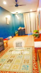 关丹Loveyna guest house的一间客厅,地板上铺有地毯