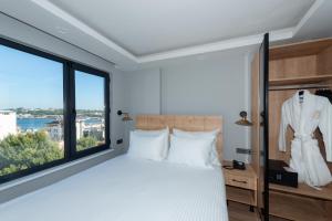 伊斯坦布尔Art Karaköy Suites的一间卧室设有一张床和一个大窗户