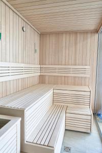 里沃SZAFIROWE APARTAMENTY 3 kryty basen i sauna RESORT KLIFOWA的木房中设有2个长椅的桑拿浴室