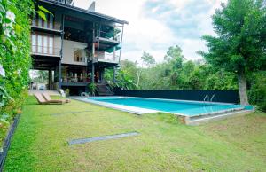 卡卢特勒Kurokawa Kalutara的一座房子的院子内的游泳池