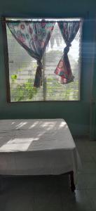 卡特马科Casa de Doña Horte的卧室设有窗户,前面设有一张床
