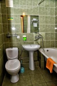 尼古拉耶夫Green City Hotel的浴室配有卫生间、盥洗盆和浴缸。