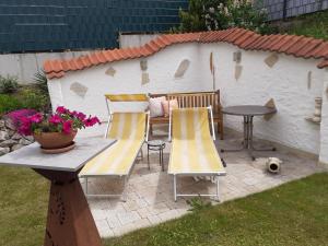 KatsdorfVilla Casa sol-rural residence near Linz的一个带桌椅和围栏的庭院