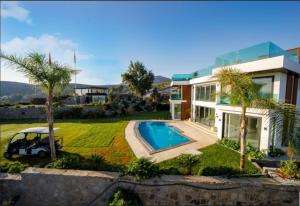 博德鲁姆Bodrum Turkbuku Luxury Holiday Villas的一座带游泳池和庭院的房子