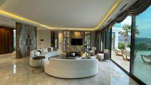 博德鲁姆Bodrum Turkbuku Luxury Holiday Villas的客厅配有白色沙发和电视