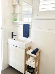 Encounter BayBay Breeze Cottage的白色的浴室设有水槽和镜子