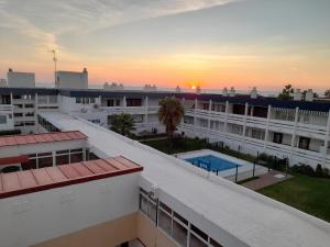 马塔拉斯卡尼亚斯Apartamento 335 Hotel Flamero的建筑的空中景观,背景是日落