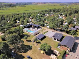 兰讷斯Randers City Camp的享有带游泳池的房屋的空中景致