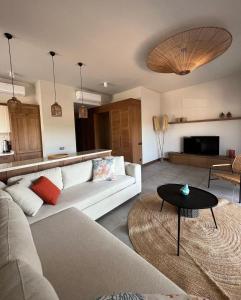 博德鲁姆Bodrum Golf Aparts的客厅配有白色的沙发和桌子