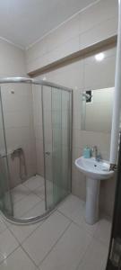 Bostancılıevim pansiyon konaklama的带淋浴和盥洗盆的浴室