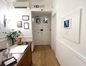 罗马INTERNO ROMA的办公室设有走廊,拥有白色的墙壁和木地板