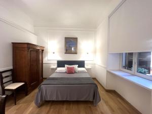罗马INTERNO ROMA的卧室配有床、椅子和窗户。