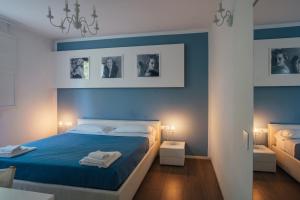 多扎Locanda Dolcevita的一间拥有蓝色墙壁的卧室和一张带蓝色床单的床
