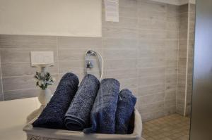 Inverso PinascaChalet in pietra e legno con caminetto的浴室内浴缸内的一组毛巾