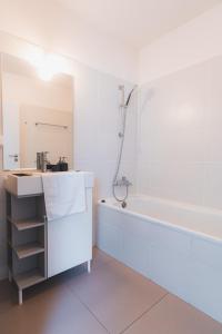 布拉格Prague 6 apartments的浴室配有盥洗盆和浴缸。