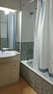 代尔特布雷Ancora的一间带水槽、浴缸和淋浴的浴室