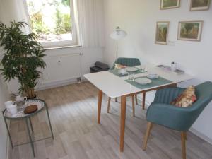 魏玛Ferienwohnung WeimarGlück的客厅配有桌子和两把椅子