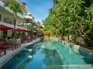 勒吉安Anantara Vacation Club Legian的一座带椅子和树木的度假村游泳池
