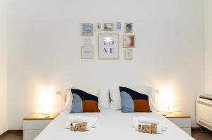 巴里Modern Stone Apartment in the Heart of Bari的一间卧室配有一张带两盏灯的大型白色床。
