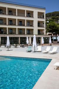埃斯塔蒂特EVENIA CORAL BOUTIQUE的一座带游泳池和椅子的酒店和一座建筑