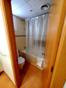 安波拉Villa Solimar的一间带卫生间和淋浴的浴室