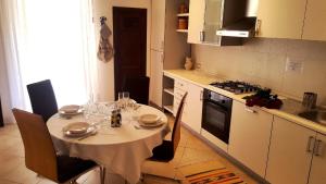 皮佐Palazzo Zimatore Residenza D'Epoca的厨房配有桌子和桌布