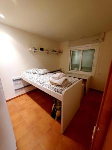 安波拉Villa Solimar的小房间设有床和窗户