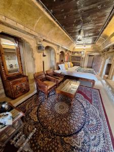 斋沙默尔哈维里宾馆的火车间,带床和地毯