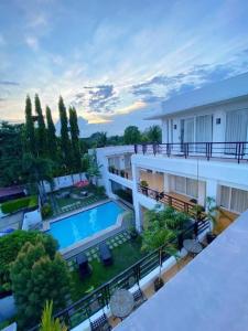 达沃市贝莹套房公寓式酒店的享有带游泳池的建筑的空中景致