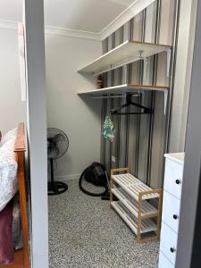ClermontClermont Guest House - Pet friendly的一间卧室配有双层床和书架